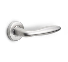 Formani BASICS LB18 massieve deurkruk gev.op rozet rvs P